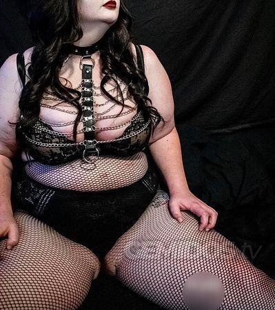 BBW, busty, bubbly girl, kink oriented and experienced in BDSM. I have curves in all the right places. Let me pleasure you or if you would rather pleasure me that can also be arranged. I have nice juicy titties and I am the goth queen you always wished you could be with. I have experience as both a mistress and a slave, come play with me!