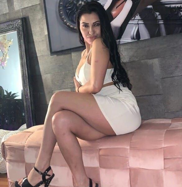 Hello dear Im Janett im a sweet girl i like a nice date or a nice party If you need some realx just call me or txt me ;)
